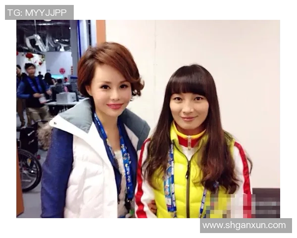 女主播与足球明星同框合影展现魅力瞬间引发粉丝热议