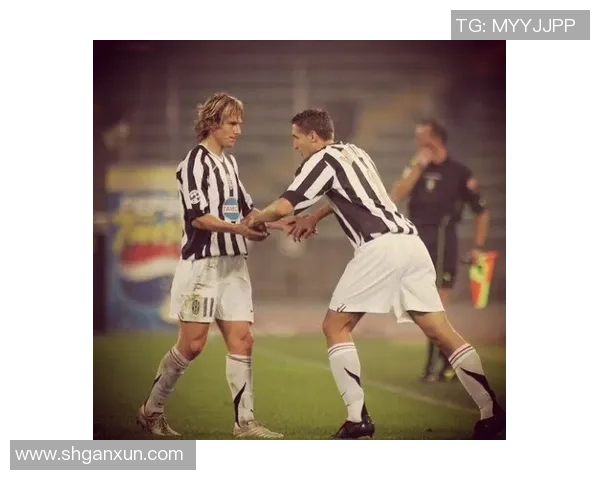 足球明星的奢华生活揭秘:从训练场到豪宅的精彩瞬间与背后故事